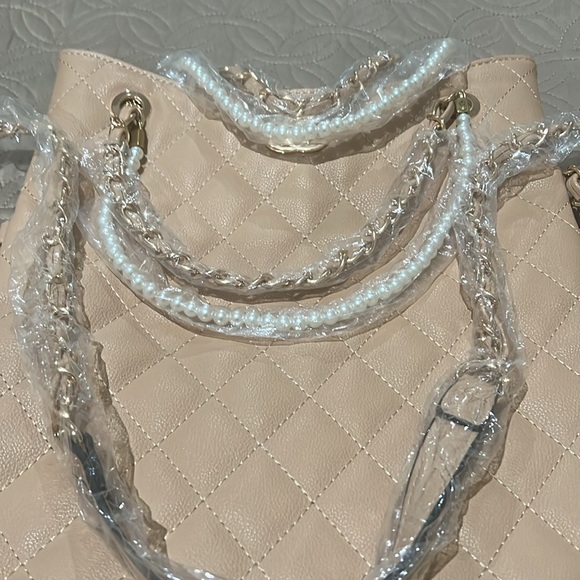 Tan with a long chain strap and pearl and short chain strap - Picture 3 of 7